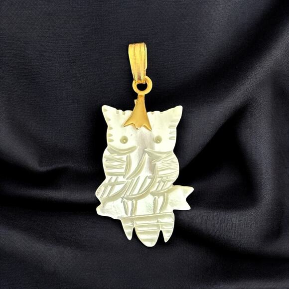 Vintage Jewelry - Vintage 80s owl mother of pearl carved pendant